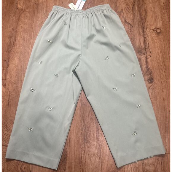 Alfred Dunner Women’s Mint Capri Pants Stretch Embroidered Butterfly Size 16 NWT - Picture 2 of 3